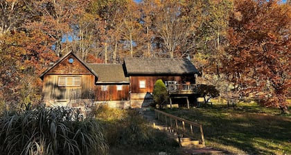 Nature Loverâs Cabin Retreat - private 24 acres w/trails and pond!