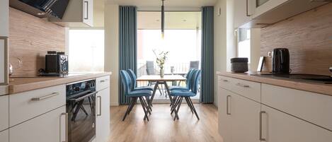 Een koelkast, een microgolfoven, een oven, een kookplaat