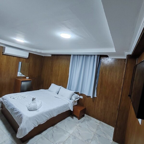 Minibar, in-room safe, desk, laptop workspace - Del Celio Hotel (Cairo)