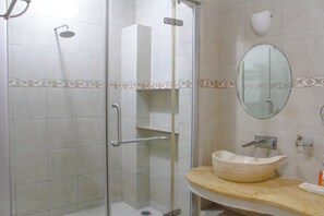 Deluxe Apartment | Bathroom | Shower, rainfall showerhead - Villas Luna Marina (Acapulco)