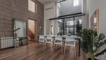 Townhome | Ruang tamu | TV