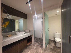 Deluxe Studio Suite, Balcony | Bathroom | Bathtub, soap, shampoo, toilet paper