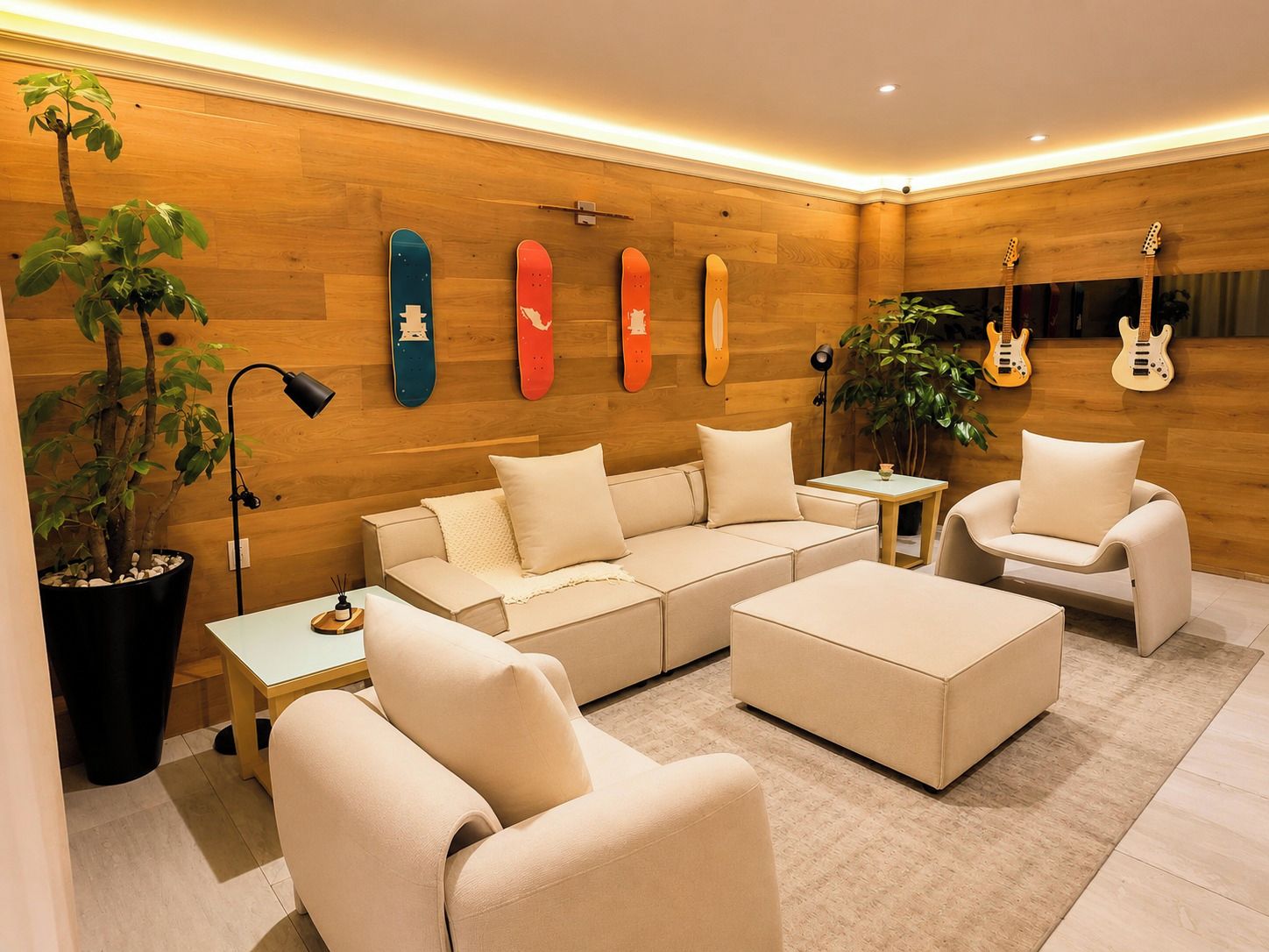 Een moderne woonkamer met een bank, fauteuils, een salontafel en een houten wand met gitaren en snowboards.