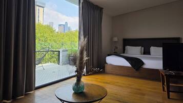 Deluxe Studio Suite, Balcony | Premium bedding, desk, WiFi (free), bed sheets