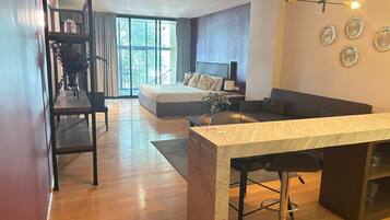 Suite estudio Deluxe, balcón | Ropa de cama de alta calidad, escritorio, wifi gratis y ropa de cama