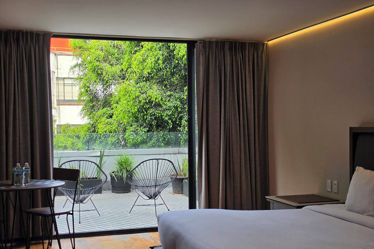 Deluxe Studio Suite, Balcony | Premium bedding, desk, free WiFi, bed sheets