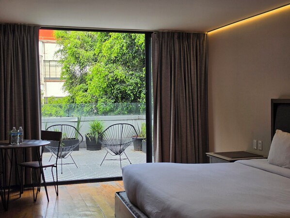 Deluxe Studio Suite, Balcony | Premium bedding, desk, free WiFi, bed sheets
