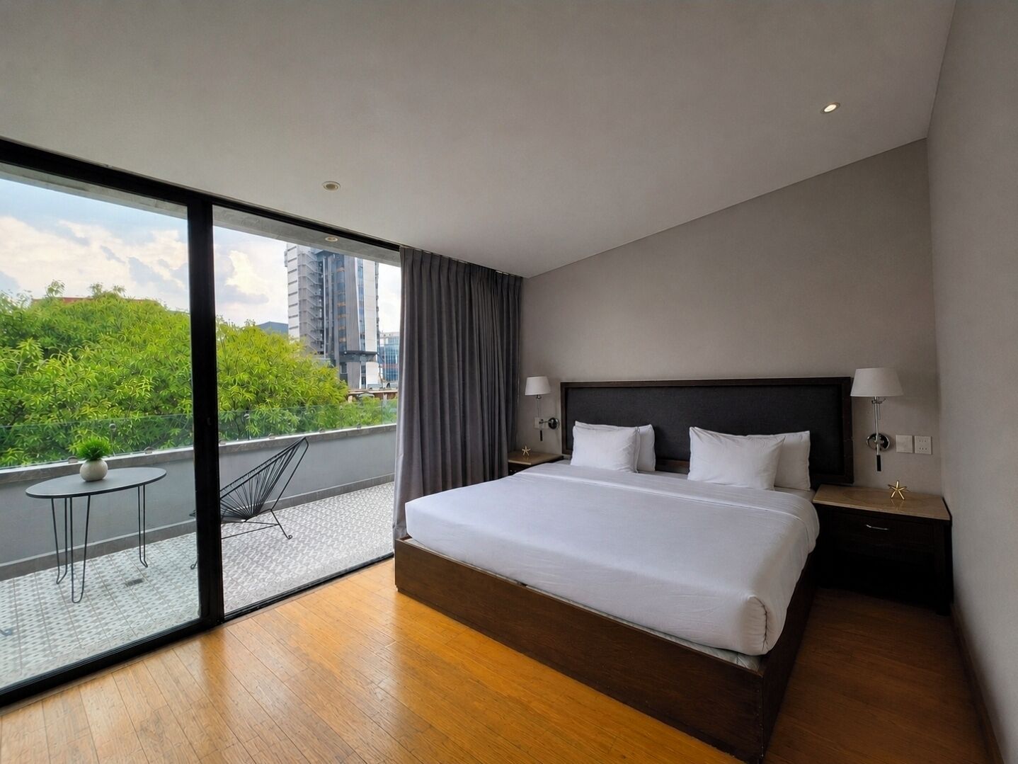 Deluxe Studio Suite, Balcony | Premium bedding, desk, WiFi (free), bed sheets