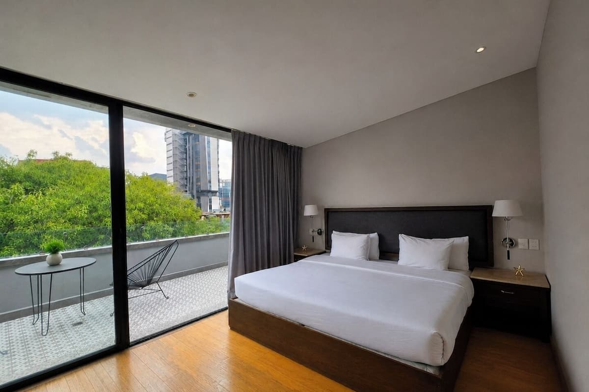Suíte estúdio luxo, sacada | Roupas de cama premium, escrivaninha, Wi-Fi de cortesia, roupa de cama