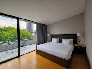 Suíte estúdio luxo, sacada | Roupas de cama premium, escrivaninha, Wi-Fi de cortesia, roupa de cama