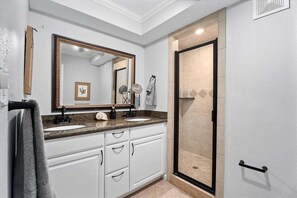 Douche, séchoir à cheveux, serviettes fournies