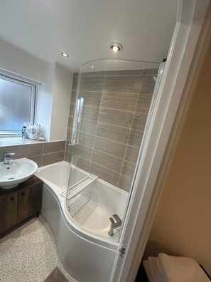 Umweltfreundliche Kosmetikartikel, Haartrockner, Handtücher, Seife