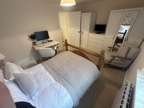 2 Schlafzimmer, Schreibtisch, Bügeleisen/Bügelbrett, Reisekinderbett