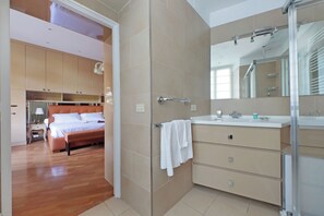 Chuveiro, secador de cabelo, bidê, toalhas de banho
