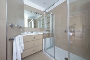 Bruser, hårtørrer, bidet, håndklæder