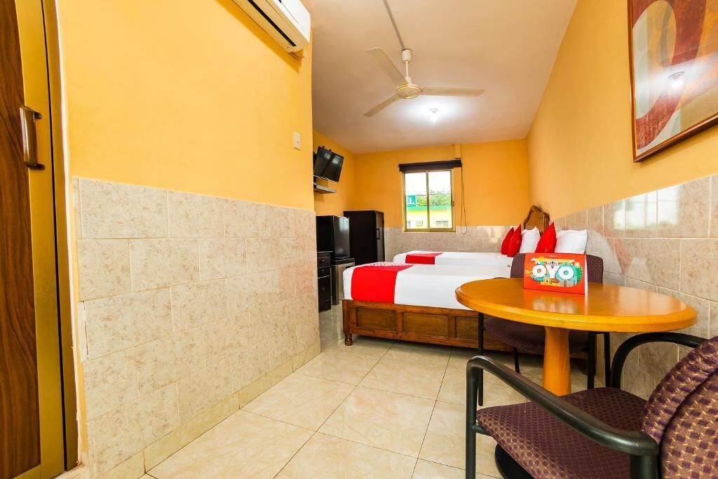 Escritorio, espacio para trabajar con laptop y wifi gratis 