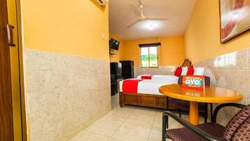 Escritorio, espacio para trabajar con laptop y wifi gratis