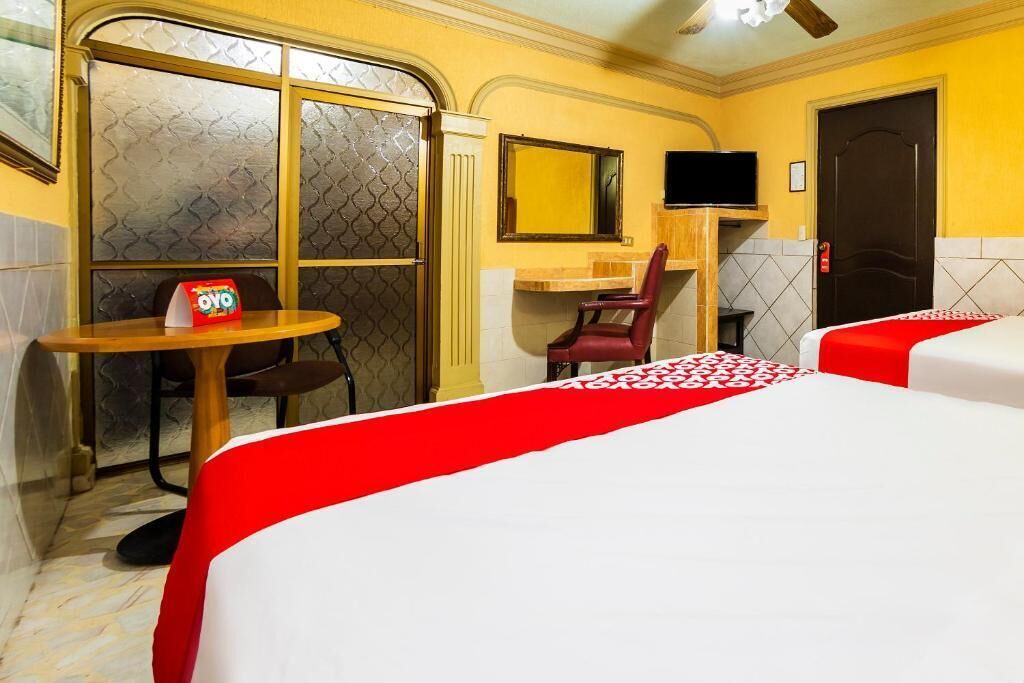 Escritorio, espacio para trabajar con laptop y wifi gratis 