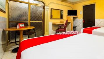 Escritorio, espacio para trabajar con laptop y wifi gratis