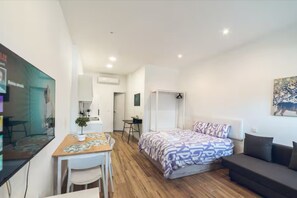 Iron/ironing board, free WiFi, bed sheets