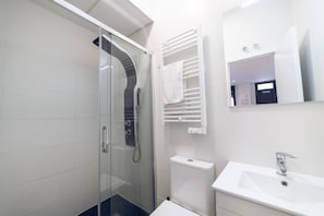Hair dryer, towels, soap, toilet paper - Apartamento Río Manzanares 8 - Zona Matadero (Madrid)