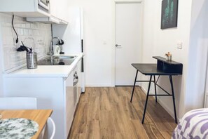 Fridge, microwave, oven, stovetop - Apartamento Río Manzanares 8 - Zona Matadero (Madrid)