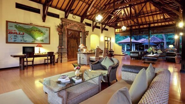 A spacious living area with a high ceiling, wooden beams, and comfortable seating. A map of Bali is displayed on the wall. - Banyualit Spa 'n Resort Lovina (Bali)