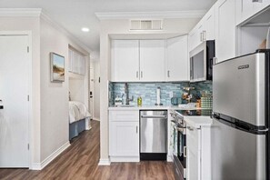 Réfrigérateur, four à micro-ondes, un four, surface de cuisson