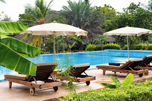 2 piscines extérieures