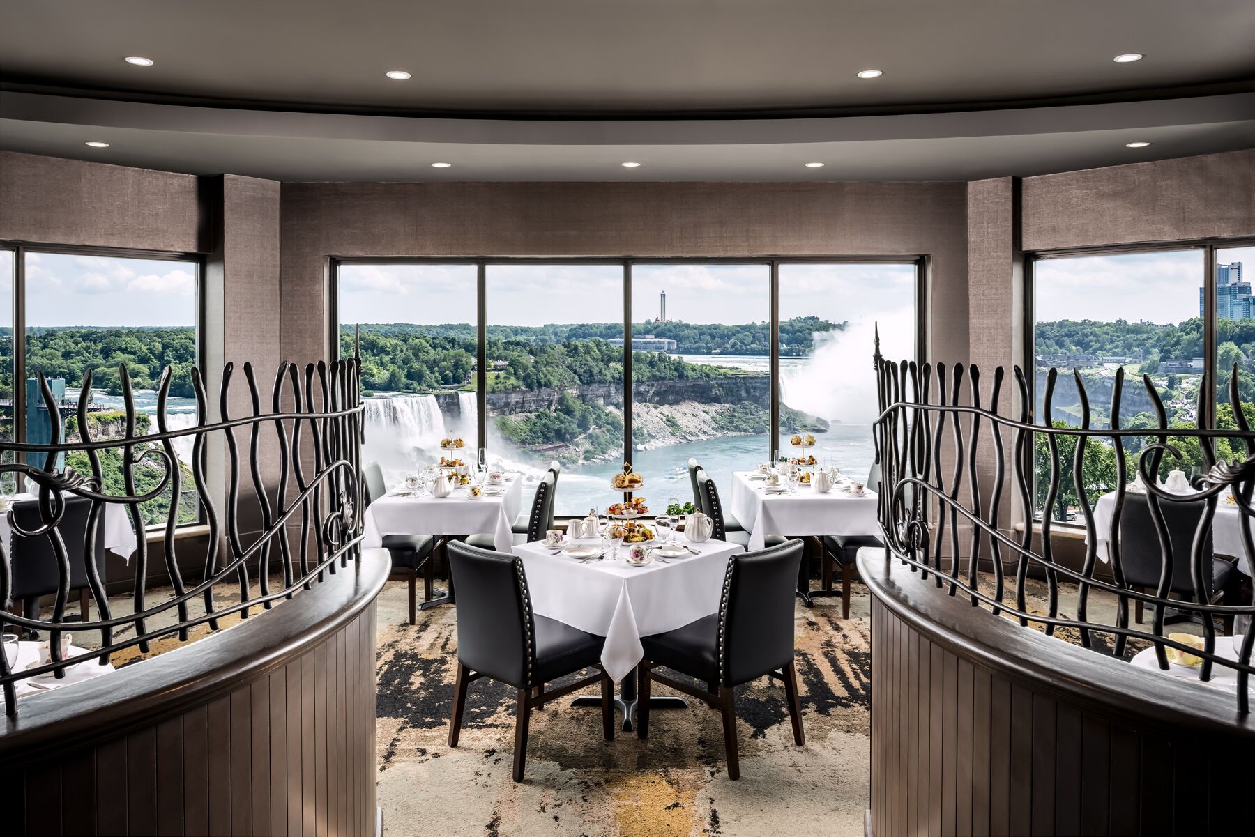 3 restaurants, breakfast served