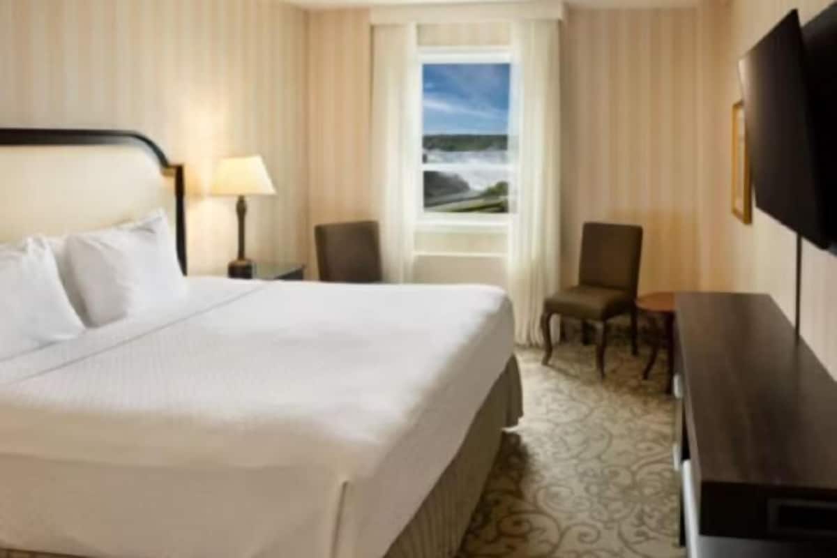 Cofres nos quartos, espaço de trabalho para notebook, cortinas blackout