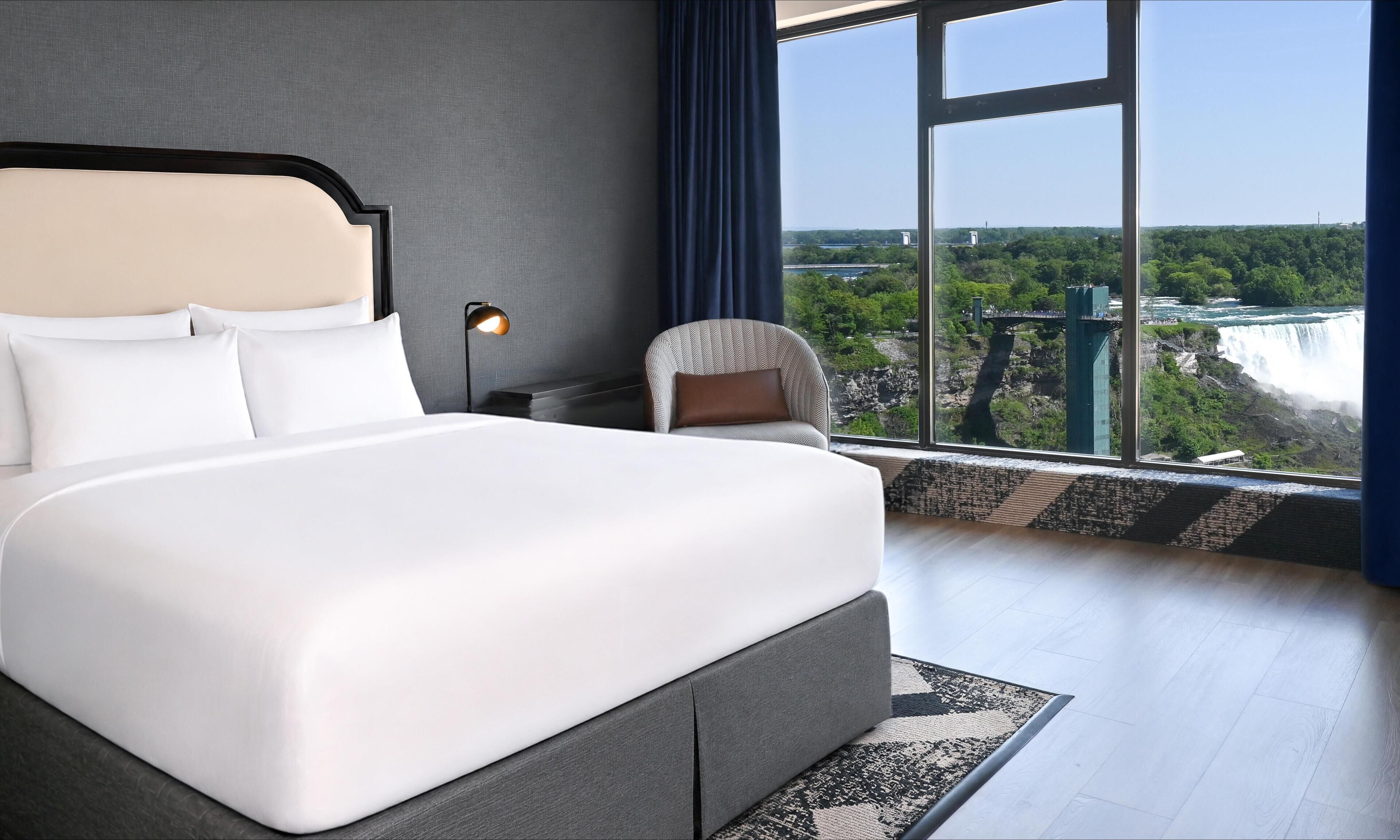 Suite, 1 queensize bed (Queen Elizabeth) | Een kluis op de kamer, een laptopwerkplek, verduisterende gordijnen