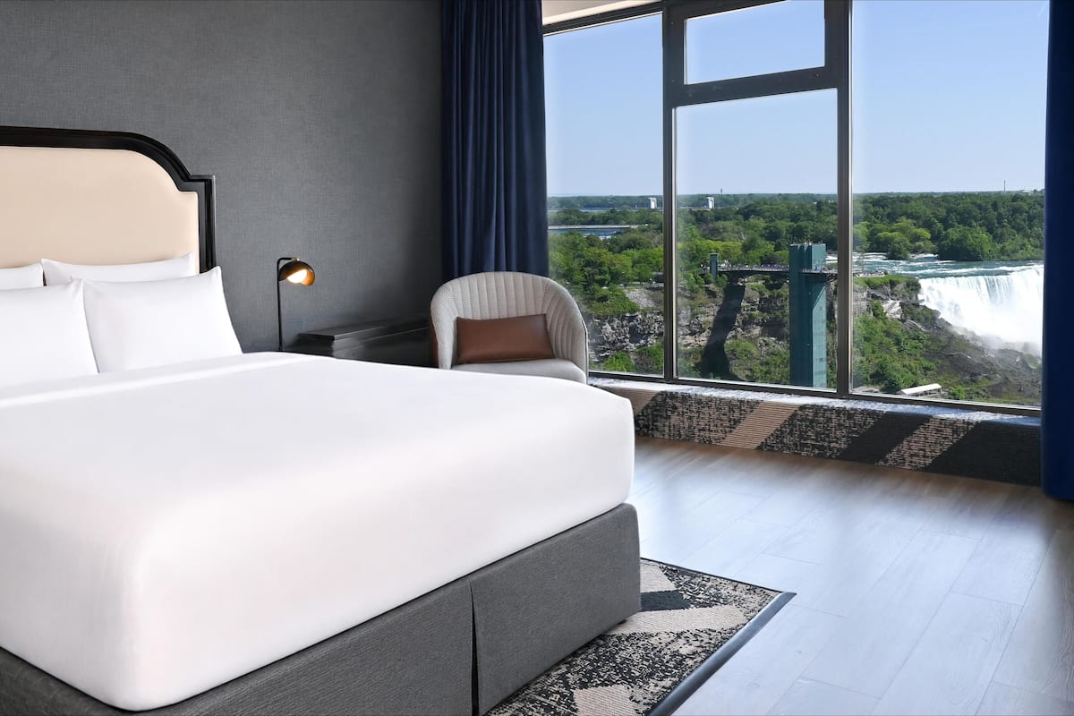 Suite, 1 Queen Bed (Queen Elizabeth) | In-room safe, laptop workspace, blackout drapes, iron/ironing board