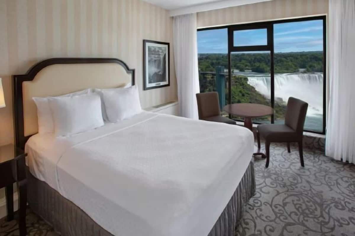 Cofres nos quartos, espaço de trabalho para notebook, cortinas blackout