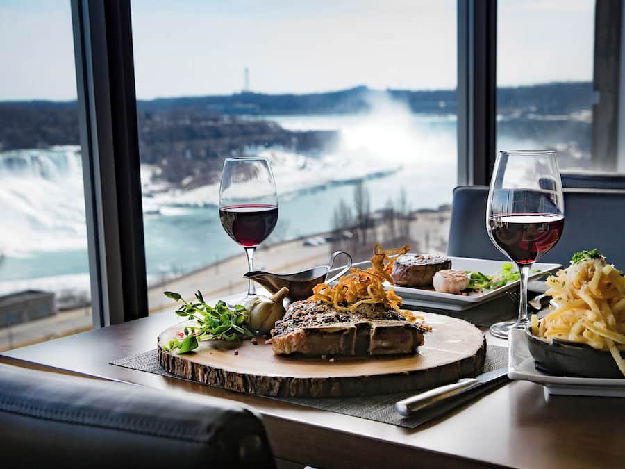 3 restaurantes, é servido café da manhã