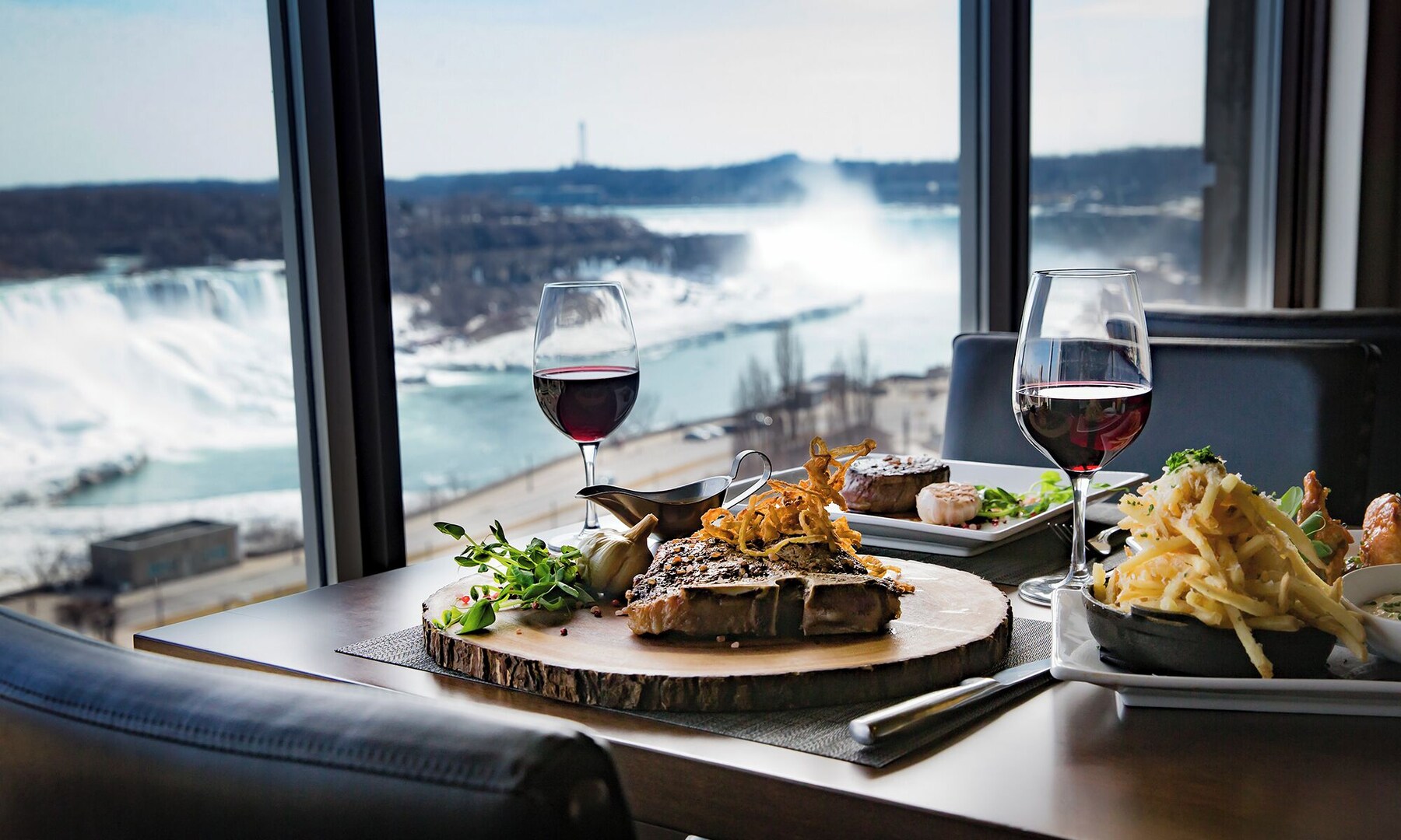 3 restaurants; breakfast and dinner served