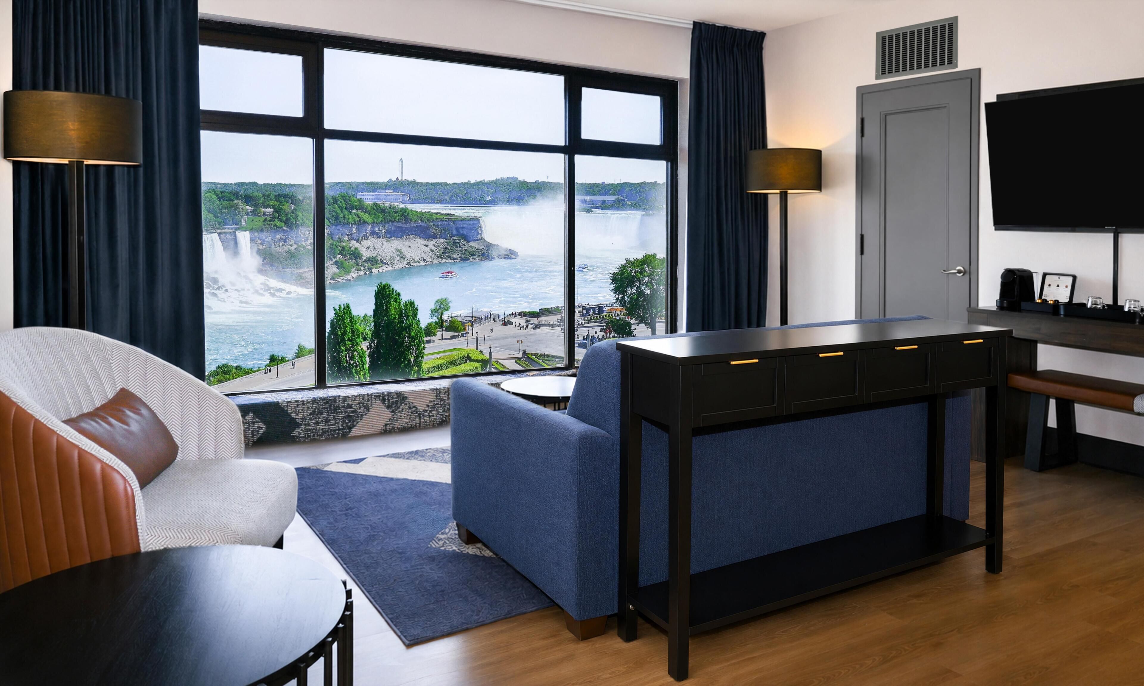 Suíte, 1 cama Queen (Queen Elizabeth) | Área de estar | Smart TV 55 polegadas com canais digitais