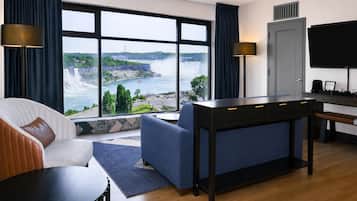 Suíte, 1 cama Queen (Queen Elizabeth) | Área de estar | Smart TV 55 polegadas com canais digitais