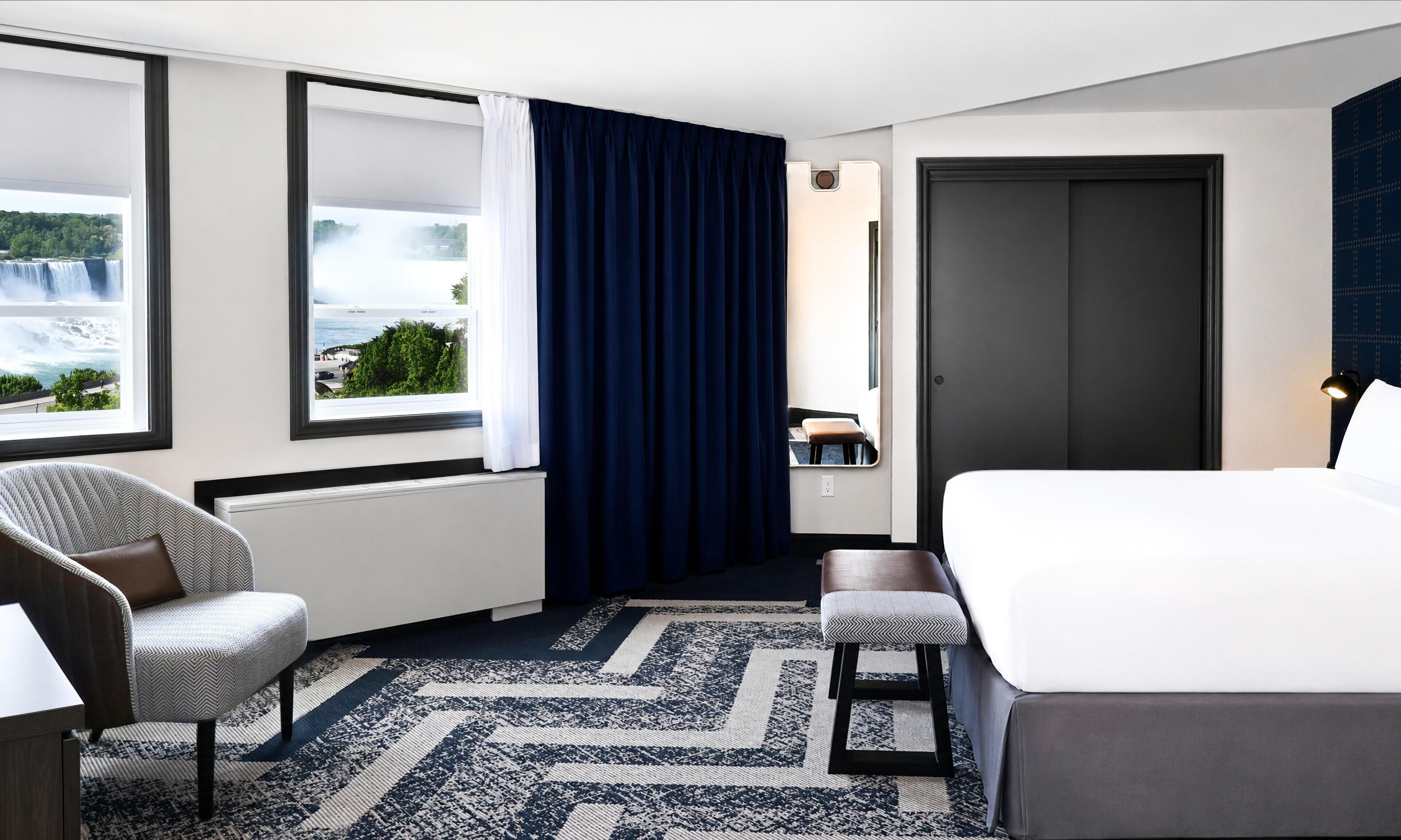 Kamer, 1 kingsize bed (Whirlpool tub w Falls View) | Een kluis op de kamer, een laptopwerkplek, verduisterende gordijnen