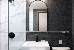 Douche, sèche-cheveux, serviettes fournies