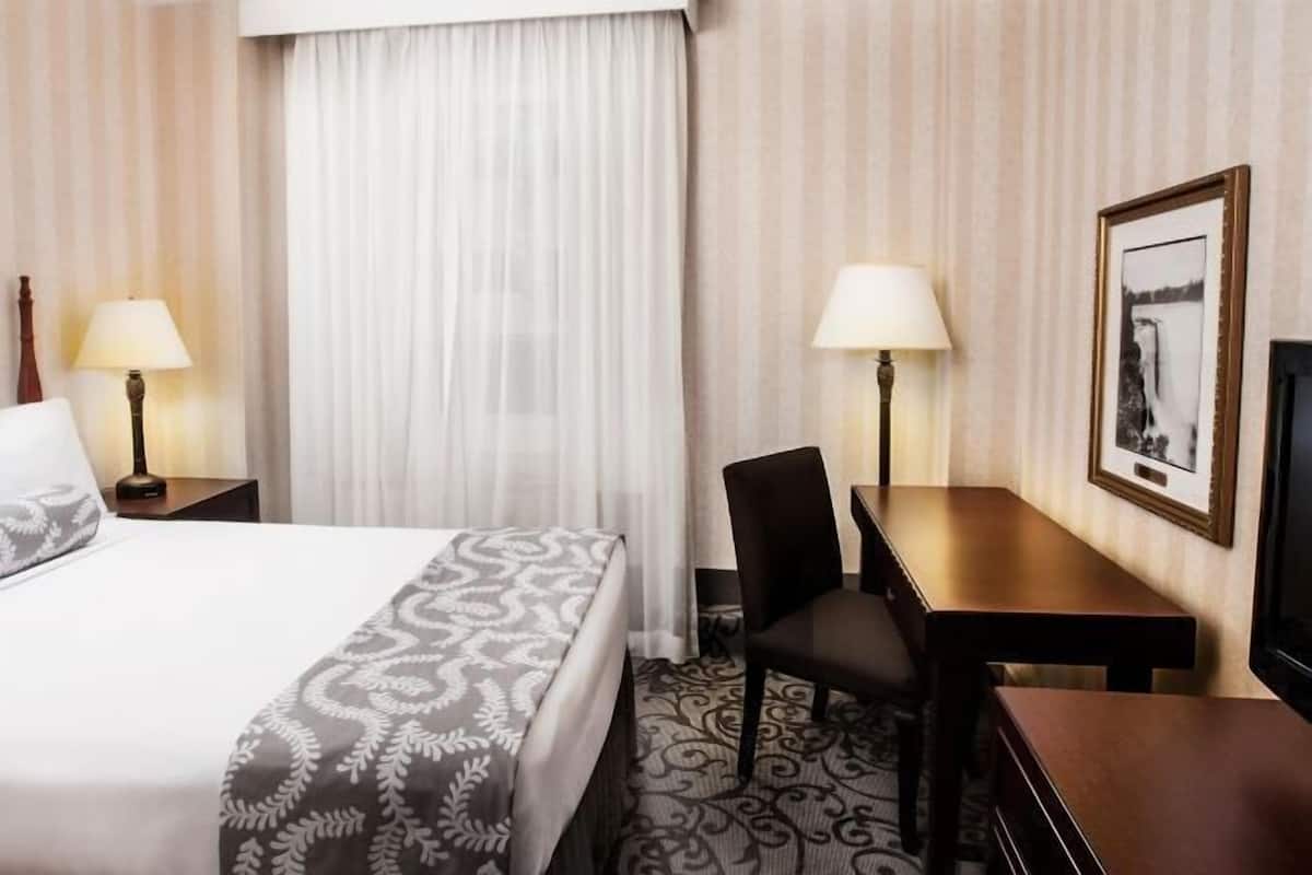 Cofres nos quartos, espaço de trabalho para notebook, cortinas blackout