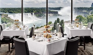 3 restaurants, breakfast served - The Brock Niagara Falls Fallsview, Tapestry by Hilton (Niagara Falls)