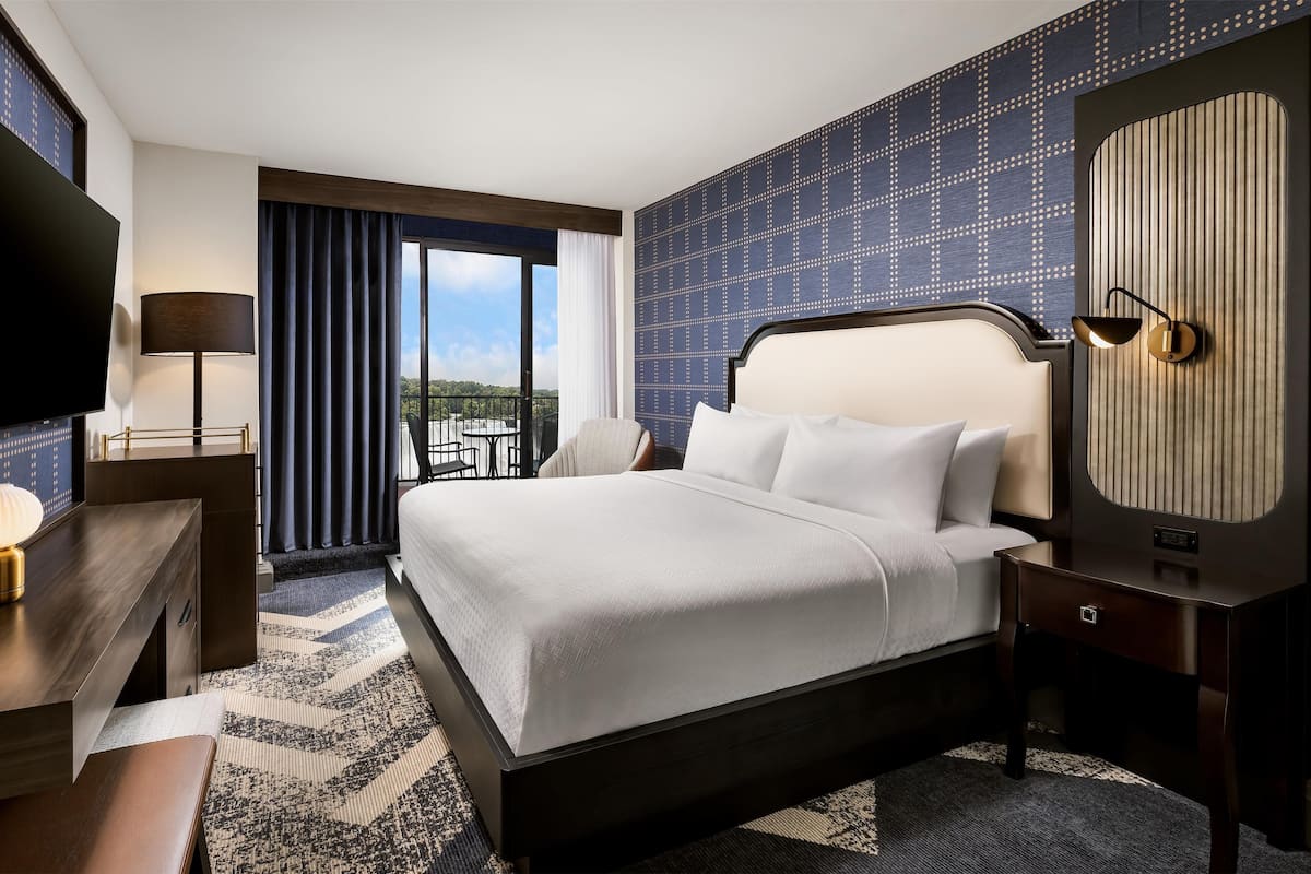 In-room safe, laptop workspace, blackout drapes, iron/ironing board