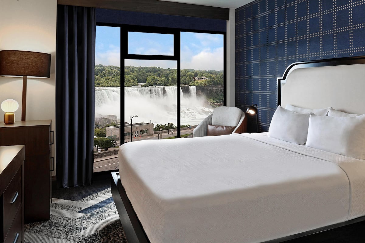 Royal Room, 1 Queen Bed (Falls View) | In-room safe, laptop workspace, blackout drapes, iron/ironing board