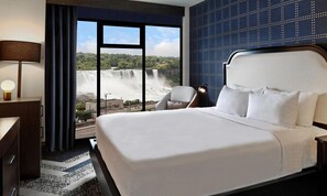 Phòng Royal, 1 giường cỡ queen (Falls View) | Két bảo mật tại phòng, khu vực làm việc phù hợp cho laptop 