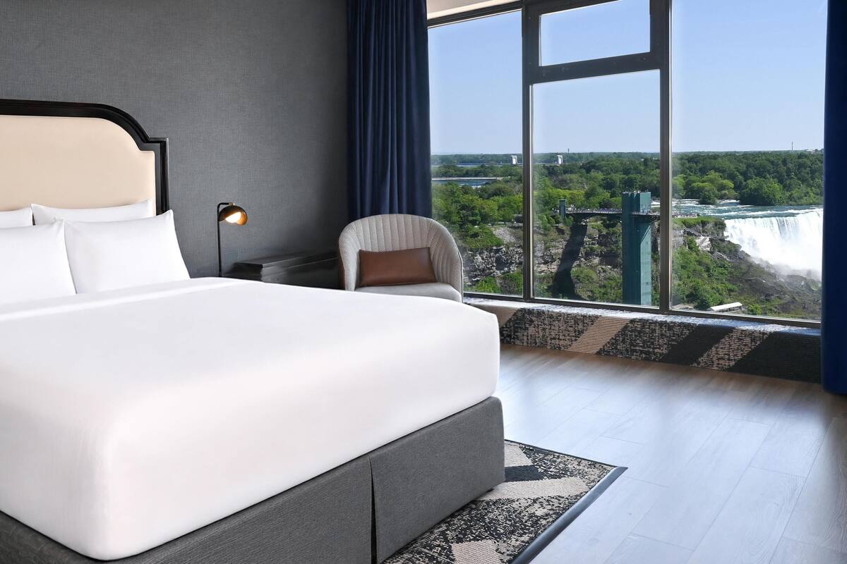 Suite, 1 queensize bed (Queen Elizabeth) | Een kluis op de kamer, een laptopwerkplek, verduisterende gordijnen