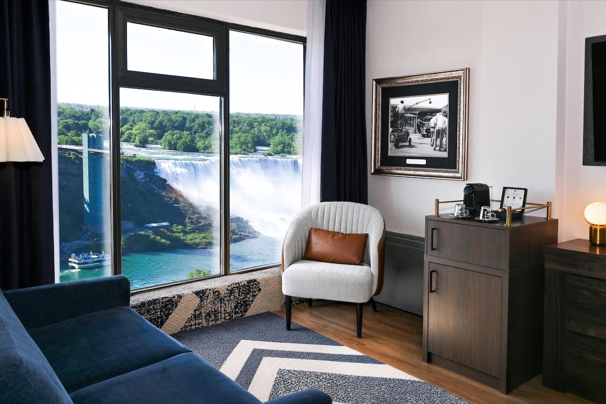 Suite, 2 camas individuales (Marilyn Monroe) | Zona de estar | Smart TV de 55 pulgadas con canales digitales