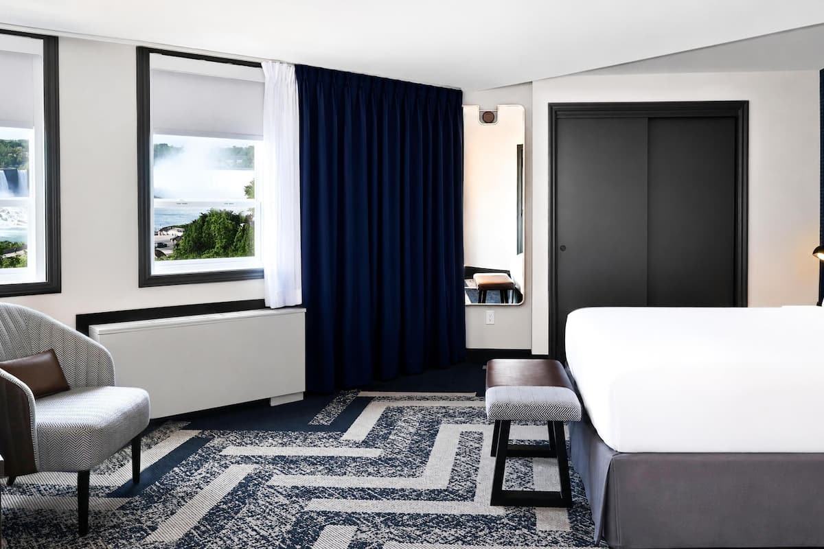 Habitación, 1 cama de matrimonio grande (Whirlpool tub w Falls View) | Caja fuerte, espacio para trabajar con un portátil, cortinas opacas
