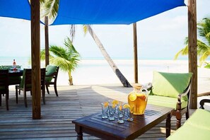 Outdoor dining - The Cottage at Rum Point (Rum Point)