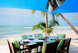 Outdoor dining - The Cottage at Rum Point (Rum Point)